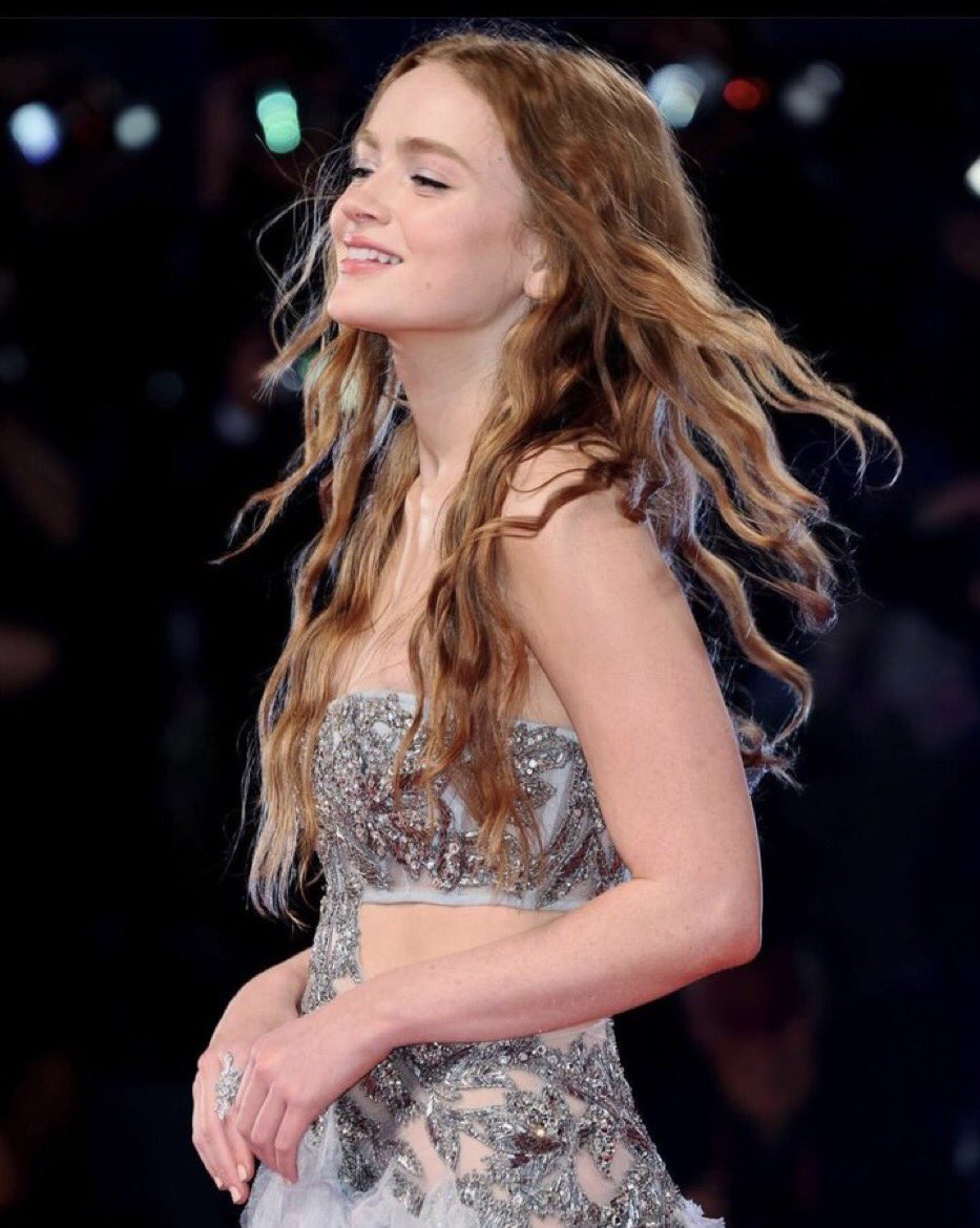 she looks amazing,sadie is amazing😍#sadiesink