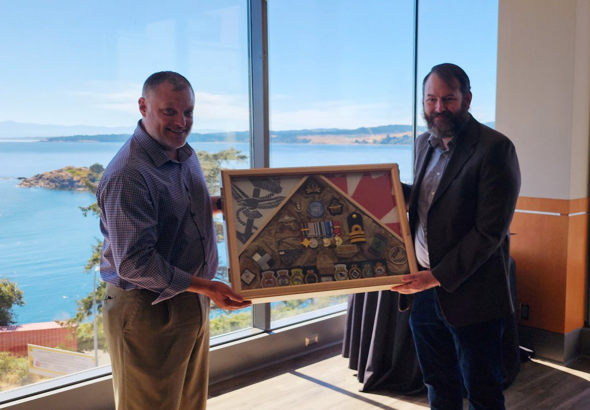 1/2 We took time to recognize Chris Maier as he retires from the RCN!It was great to recognize his and his family's sacrifices over the 25 years of his service. Fair winds and following seas.
<a href="/RoyalCanNavy/">Royal Canadian Navy</a> @MARPAC_FMARP <a href="/WestCoastCmdre/">Dave Mazur</a> @MARPAC_FMARP <a href="/landoncreasy/">Landon Creasy</a> <a href="/MaudeWasAtSea/">Maude Ouellet-Savard</a>