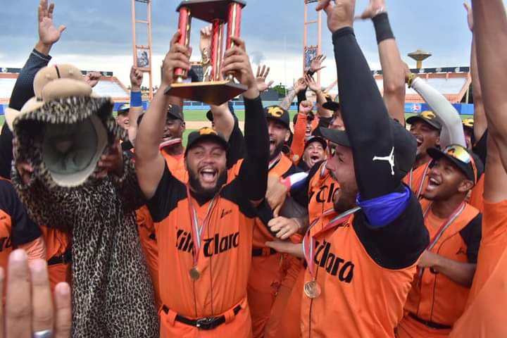 PiedraVC's tweet photo. #VillaClara Felicidades a nuestro equipo Azucarero CAMPEÓN🏆 Nacional de la ⚾🇨🇺. Reconocimiento de su Pueblo y de toda #Cuba. #DeporteCubano #InderVillaClara @UpecNuestra @AlbertoLopezVC @Colina_VClara
@BoliviaTamara @MaritzaRomeroC1  @IsaelRo3971293    
 📷 Carlos Torres https://t.co/K9CPbzCNxn