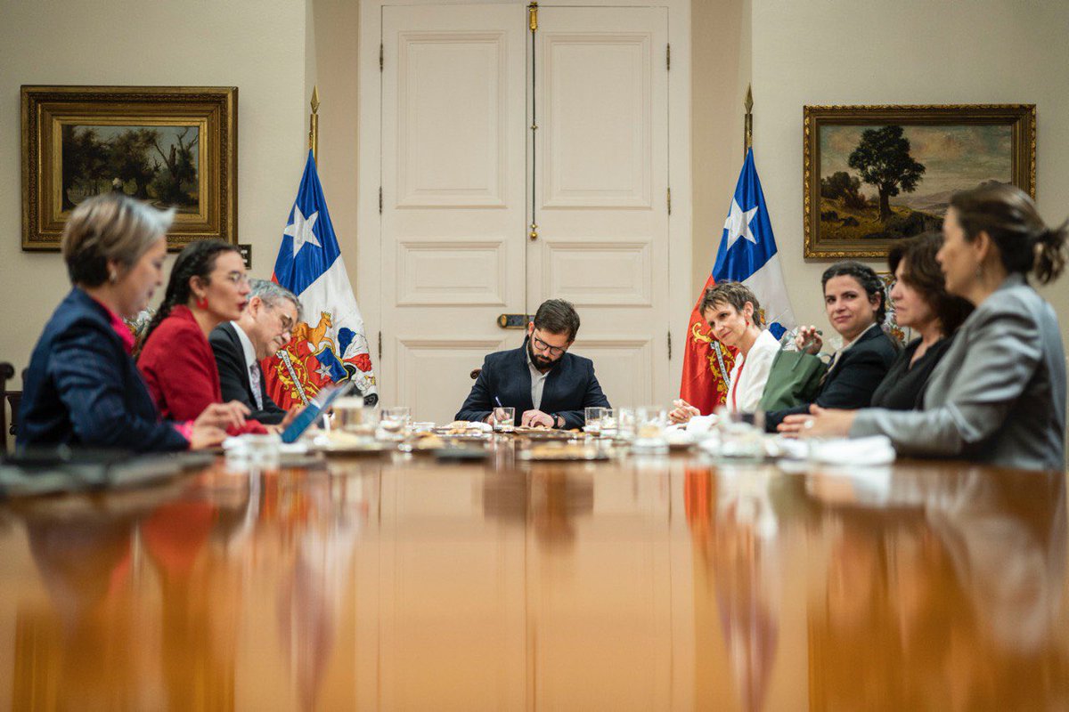 GabrielBoric's tweet photo. Cerrando el día en Comité Político. Bienvenidas ministras @Carolina_Toha, @AnaLyaUriarteR y @jeannette_jara! https://t.co/aqMA12kHNi
