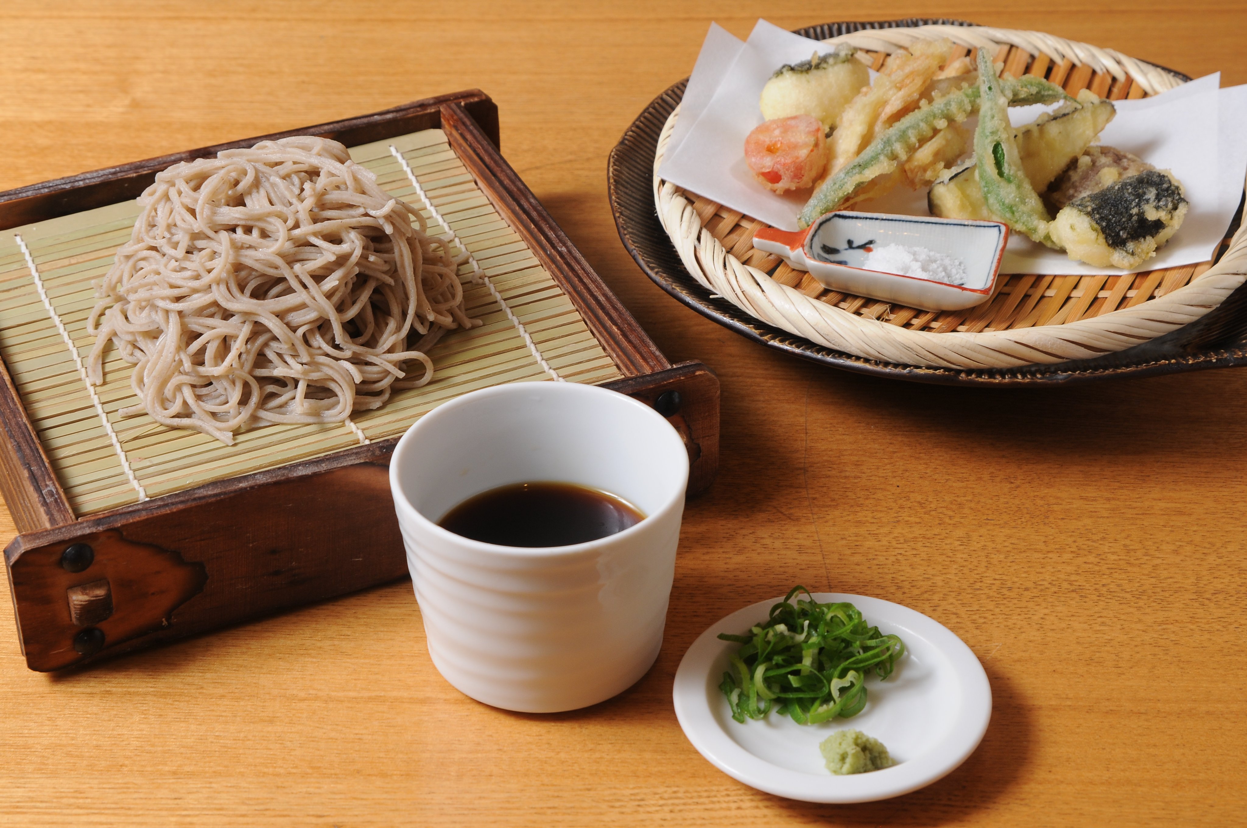 奈良のタウン情報 ぱーぷる アプリになりました 蕎麦酒場 たかま家 奈良市 北海道産のそば粉 挽きぐるみ を中心に使った そば 職人がその日その都度 そば粉の状態を見極めブレンドしている 麺は細めでありながら しっかりコシも感じられる