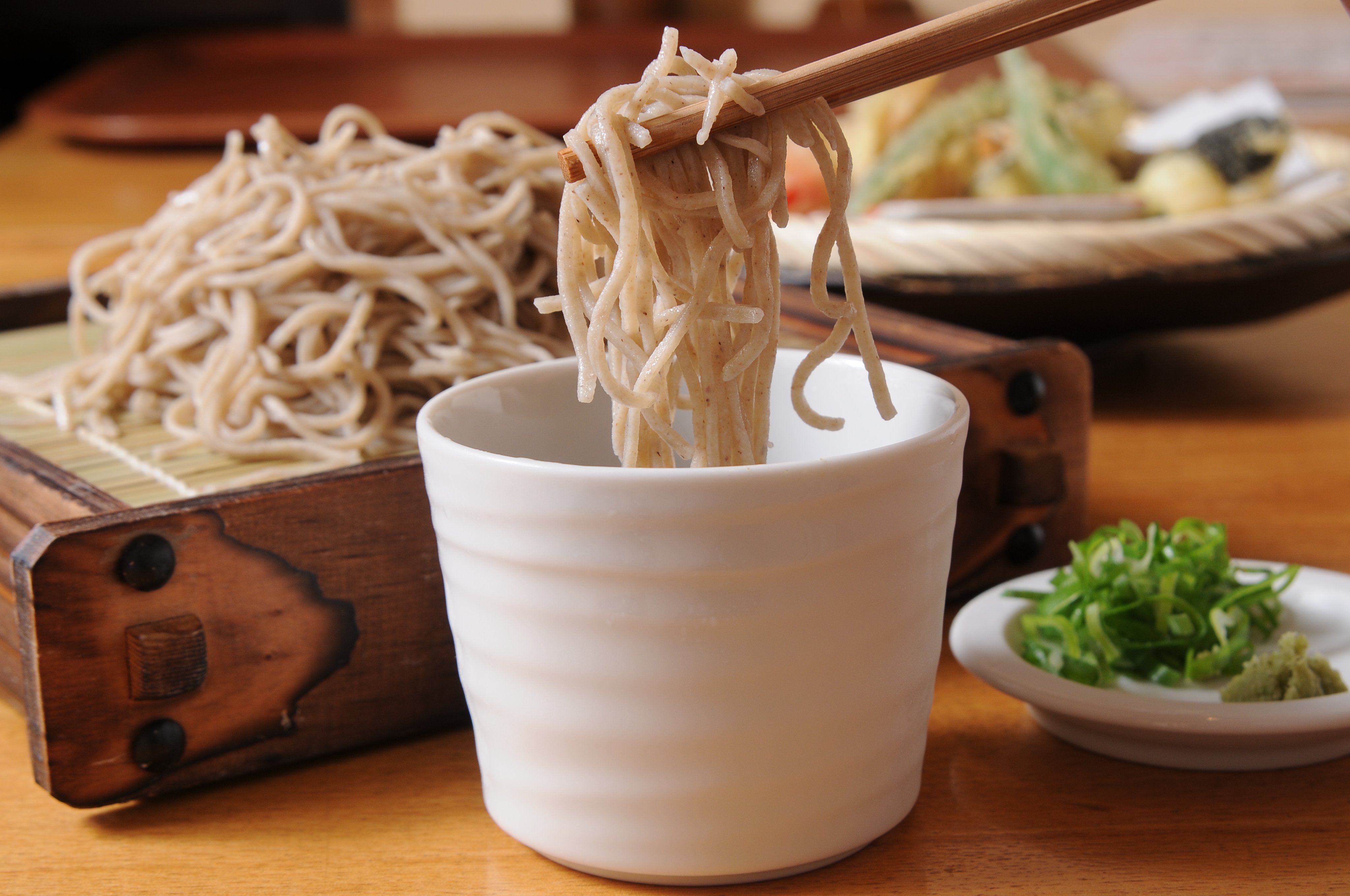 奈良のタウン情報 ぱーぷる アプリになりました 蕎麦酒場 たかま家 奈良市 北海道産のそば粉 挽きぐるみ を中心に使った そば 職人がその日その都度 そば粉の状態を見極めブレンドしている 麺は細めでありながら しっかりコシも感じられる