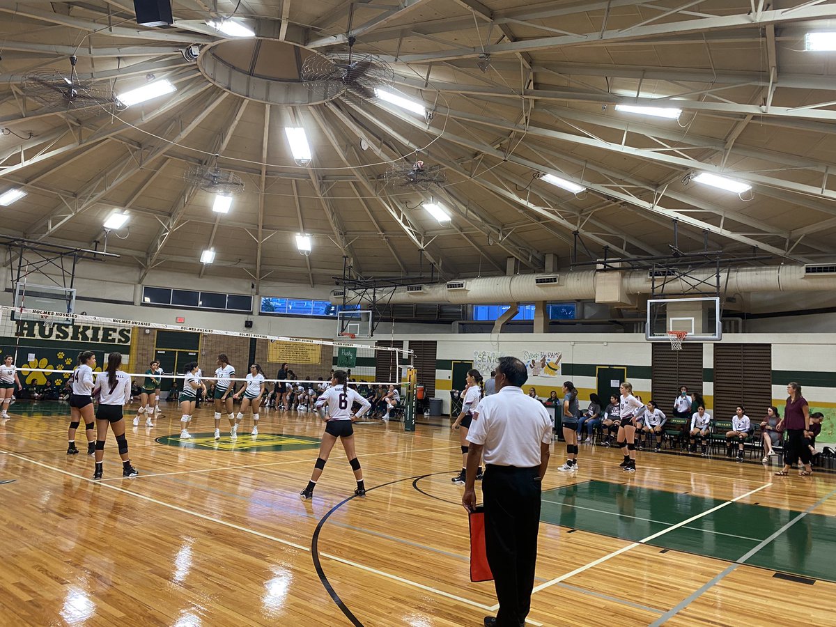 Supporting <a href="/MarshallRamsVB/">Marshall Volleyball</a> tonight against the Huskies! 🏐🐏 #RamFam #RamPride