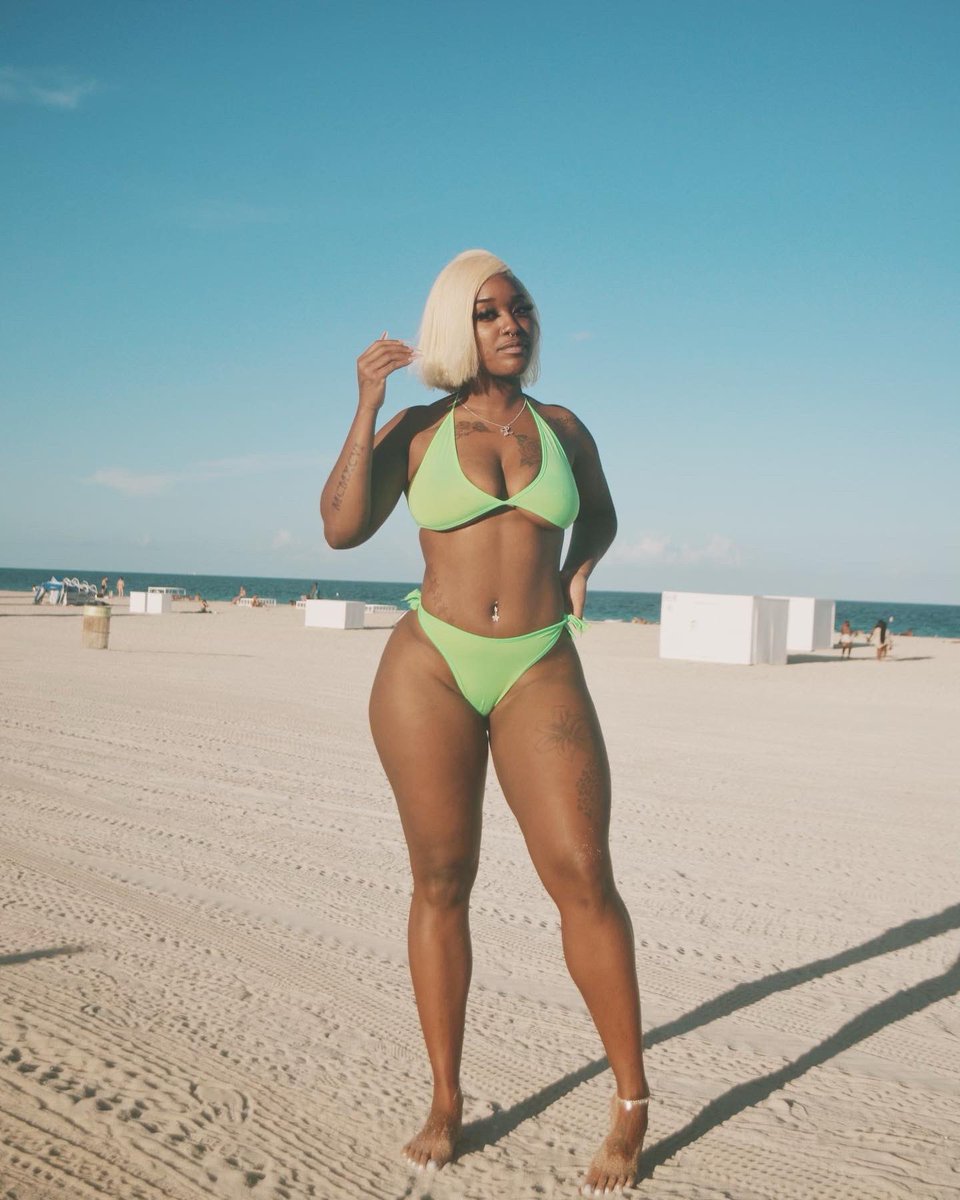 Biglexxxxxxxxxx's tweet photo. He like what am I doing I’m Miami 💚🌴 https://t.co/sggWz3SW7n