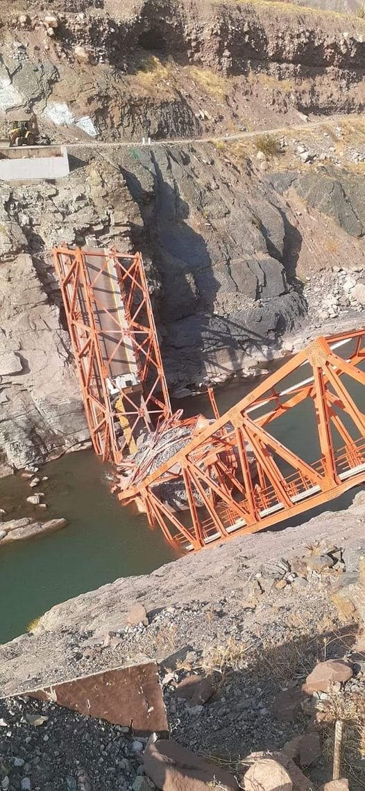 Pedro_vrae's tweet photo. Lamentable. A solo un año de su inauguración, colapsa puente carrozable de Kutinachaka, que costó 17 millones de soles, dejando aislado a pobladores del distrito de Oronccoy - prov. La Mar (Ayacucho), en zona conocida como 'Oreja de perro'. Una muestra del paso de la corrupción https://t.co/xiGXmWkG5T