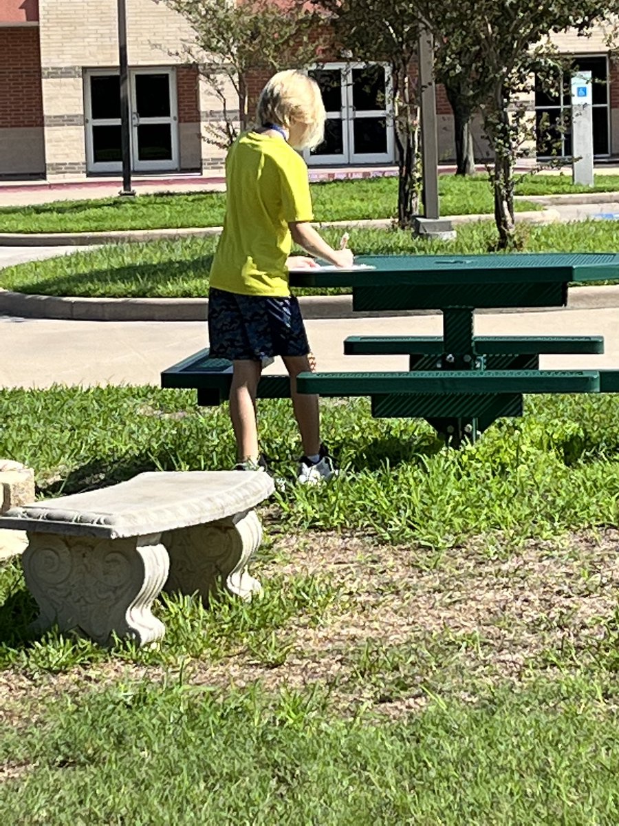 dhenning27's tweet photo. 5th grade garden day @RobisonES with @readygrowgarden was a hit today! #LightingTheWay #CFISDspirit https://t.co/jqWLE9HmU5