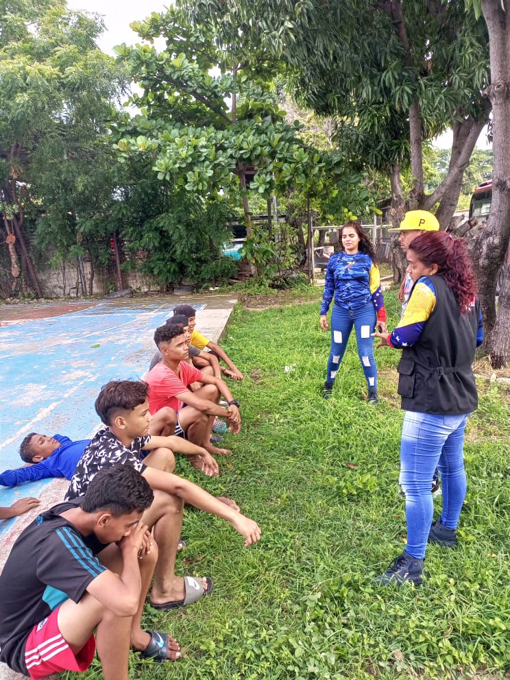 caraboboMRT's tweet photo. La Coordinación del Mcpio. @GuacaraMrt, visitó al equipo deportivo de la Comunidad "Guaicaipuro" con el objetivo de desarrollar en colectivo una planificación para fortalecer e incentivar el deporte en el sector.

#A3MesesDelSecuestroDelAvión
#ParedesRebelde https://t.co/Eynmt4ocUL