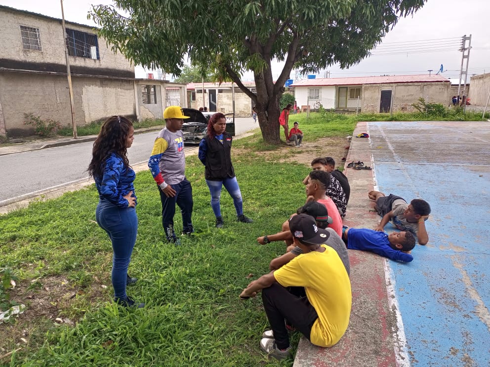 caraboboMRT's tweet photo. La Coordinación del Mcpio. @GuacaraMrt, visitó al equipo deportivo de la Comunidad "Guaicaipuro" con el objetivo de desarrollar en colectivo una planificación para fortalecer e incentivar el deporte en el sector.

#A3MesesDelSecuestroDelAvión
#ParedesRebelde https://t.co/Eynmt4ocUL