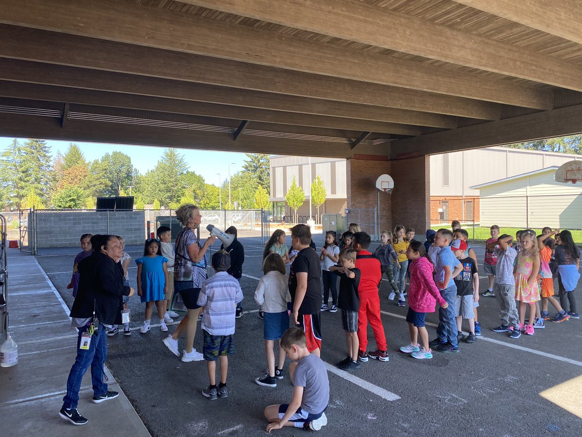 DirectoraGarcia's tweet photo. Minter Bridge recess rocks! Kids hearing the recess expectations to be ready to enjoy a fun first recess! 🙌 https://t.co/HpcxWcvYF1