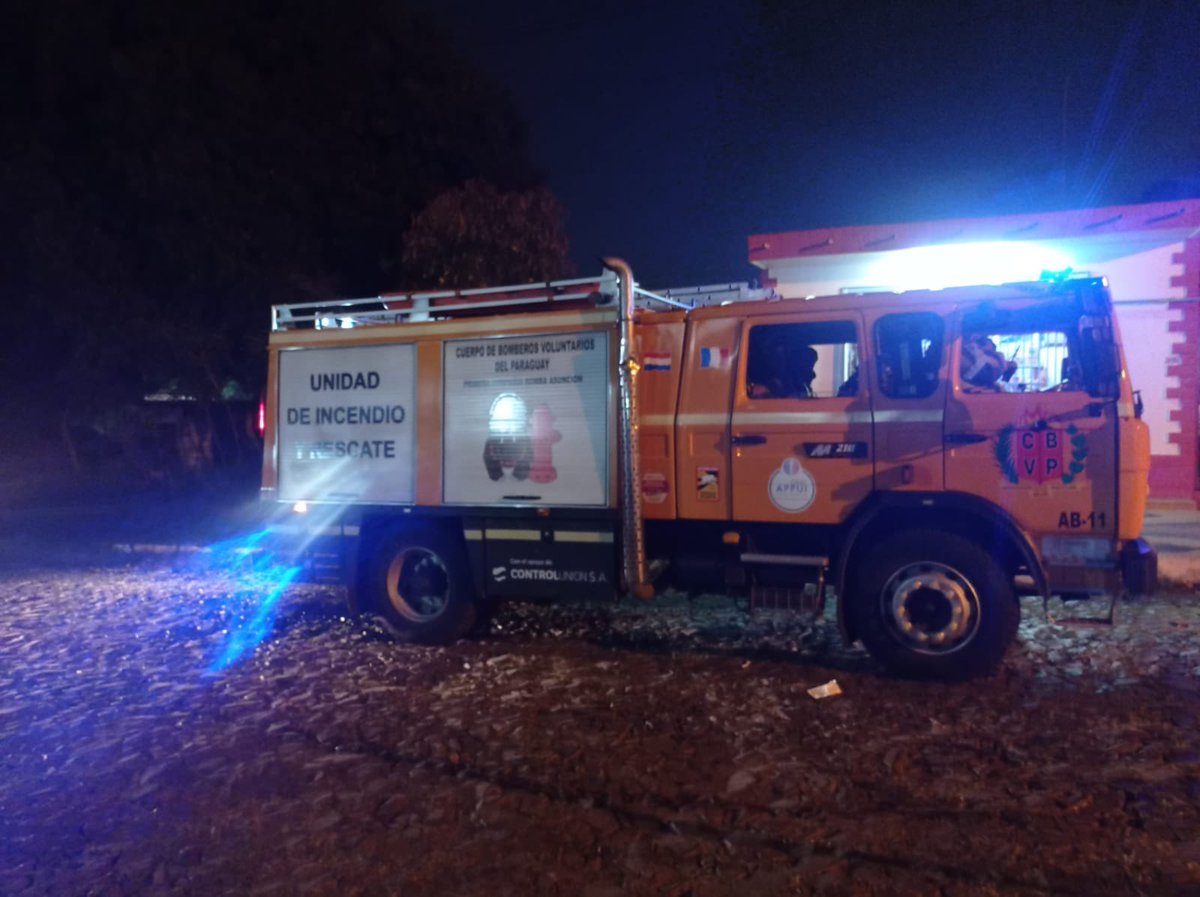 🚨SERVICIO🚨

Personal de #BomberosK1 en Móvil AB-11 acuden de apoyo en incendio de #vivienda se procedió al trabajo de enfriamiento del mismo.

Trabajo en conjunto con <a href="/BomberosK5/">Bomberos K5 Lambaré - CBVP</a> 

#SomosCBVP
#SomosK1
#somoscascappui
#IncendioControlado