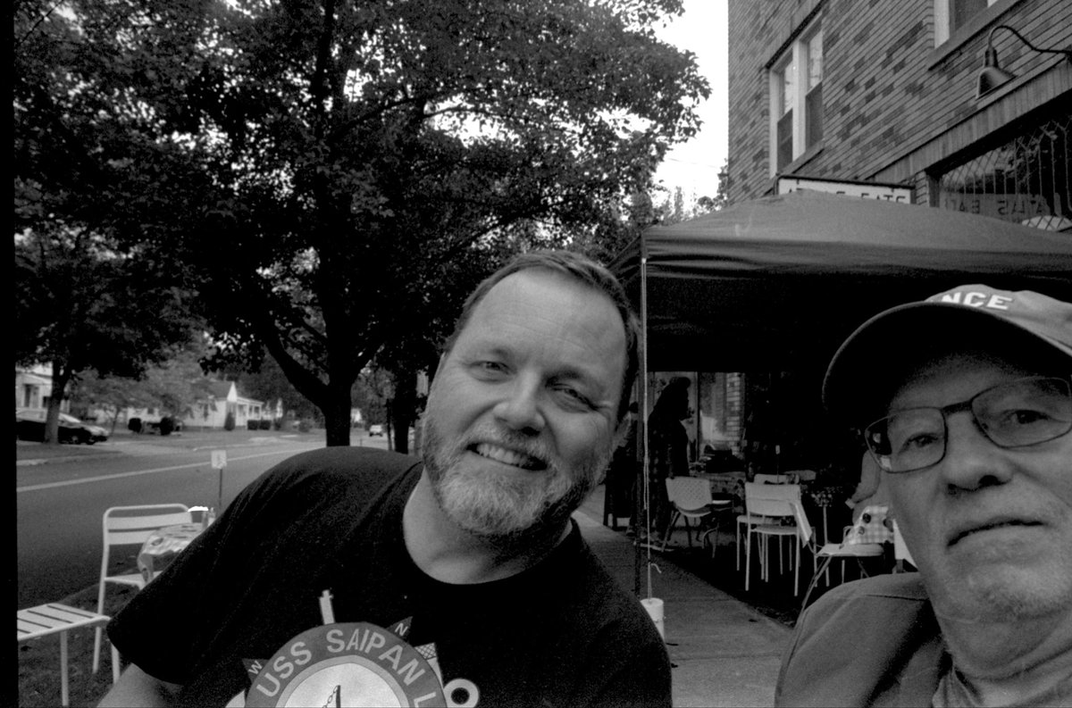 PanamStyle's tweet photo. Last year, but when you a @HeckleApp streamer just happens to come through your time and you go out for brunch together @DanGlobeChaser #leica #leicacl #rokkor #28mm #kodak #tmy2 #tmax400 #believeinfilm (framing by guess …) https://t.co/tCA7E9Raft