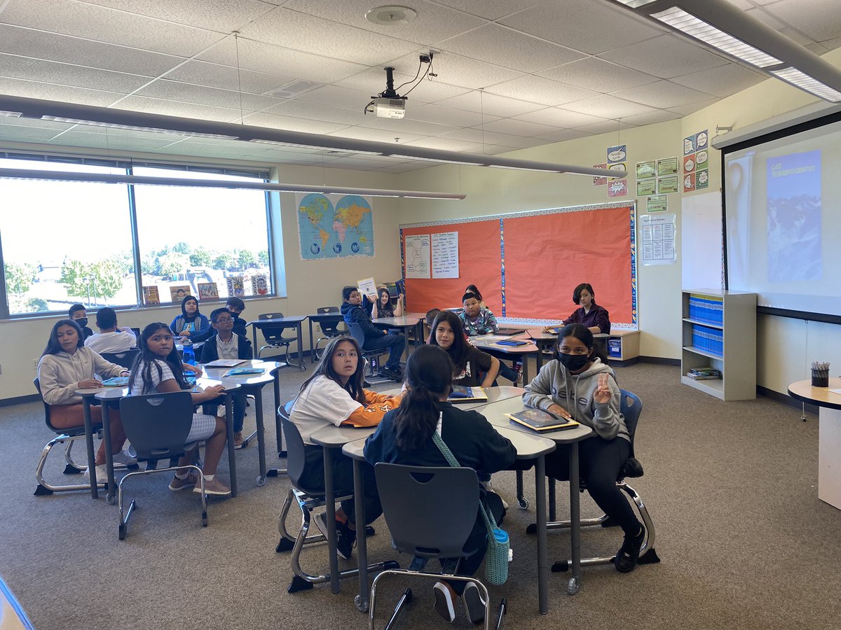 DirectoraGarcia's tweet photo. Witch Hazel 6th graders focused and ready on the first day! 🙌♥️ https://t.co/jp93RHvPAs
