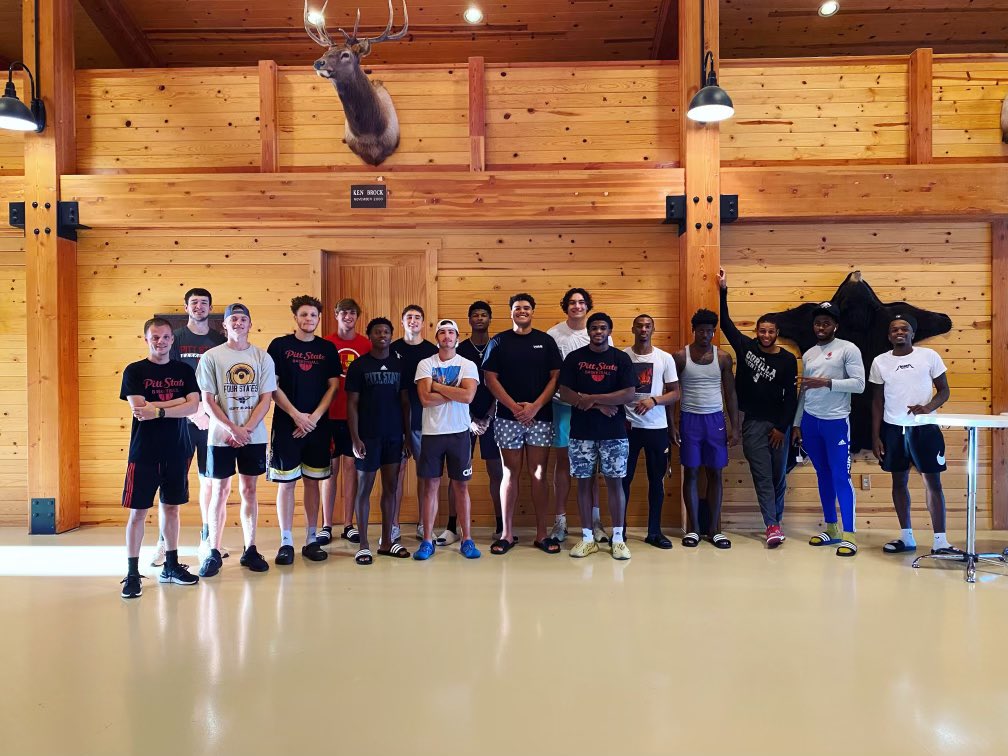 GorillasMBB's tweet photo. Helping Big Brothers Big Sisters “Brew’s and Bites” event set up. https://t.co/mKYnjpe8vJ