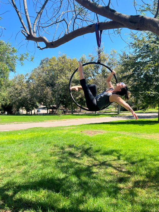 Lyra in the park! #aerialist #aeriallyra #lyra https://t.co/GjMT6kSYsa<a href="/tag/aerialist"class="tags">#aerialist</a><a href="/tag/aeriallyra"class="tags">#aeriallyra</a><a href="/tag/lyra"class="tags">#lyra</a>