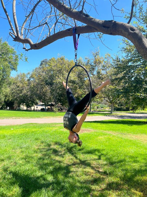 Lyra in the park! #aerialist #aeriallyra #lyra https://t.co/GjMT6kSYsa<a href="/tag/aerialist"class="tags">#aerialist</a><a href="/tag/aeriallyra"class="tags">#aeriallyra</a><a href="/tag/lyra"class="tags">#lyra</a>
