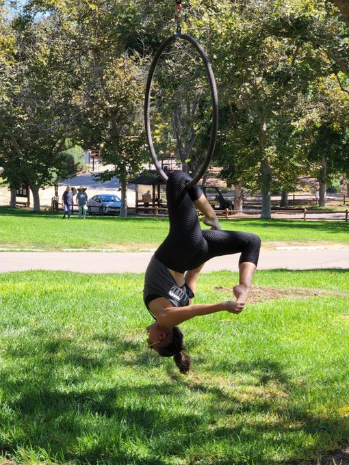 Lyra in the park! #aerialist #aeriallyra #lyra https://t.co/GjMT6kSYsa<a href="/tag/aerialist"class="tags">#aerialist</a><a href="/tag/aeriallyra"class="tags">#aeriallyra</a><a href="/tag/lyra"class="tags">#lyra</a>
