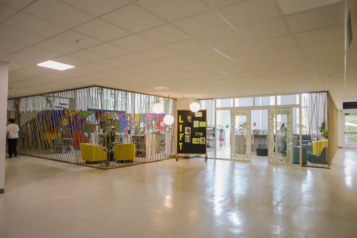 METSchoolPanama's tweet image. We are proud to finally bring together our community and inaugurate our library, MET’s learning hub. With this space we can engage our community, promote reading & research, & be a beacon for equity, diversity, inclusion, & accessibility.✨
#METmagicMoments #NordAngliaEducation