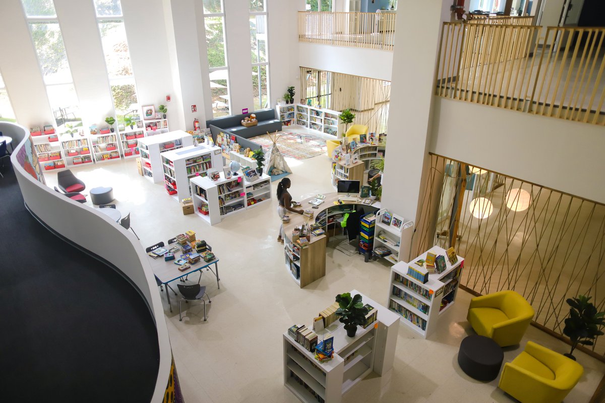 METSchoolPanama's tweet image. We are proud to finally bring together our community and inaugurate our library, MET’s learning hub. With this space we can engage our community, promote reading & research, & be a beacon for equity, diversity, inclusion, & accessibility.✨
#METmagicMoments #NordAngliaEducation