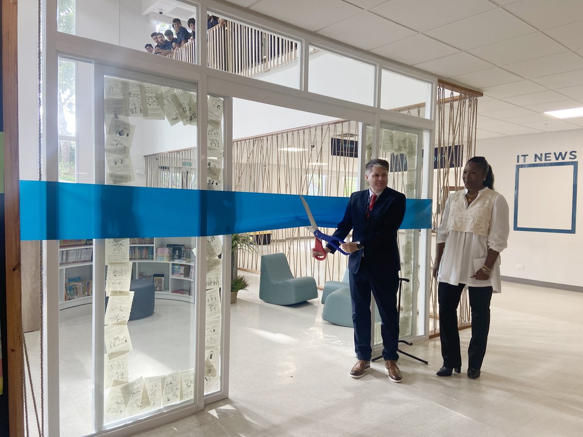 METSchoolPanama's tweet image. We are proud to finally bring together our community and inaugurate our library, MET’s learning hub. With this space we can engage our community, promote reading & research, & be a beacon for equity, diversity, inclusion, & accessibility.✨
#METmagicMoments #NordAngliaEducation