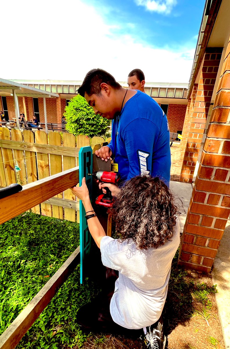 FMMSHS_CTE's tweet photo. Our Construction Academy beautifying our @FMMSHS campus by putting up our #classof2023 senior planks. 🔨🪚 https://t.co/zuTU6DOMWP