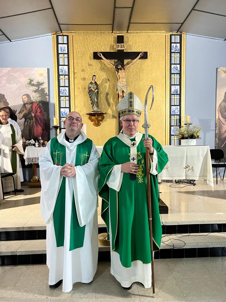 ArzobispoSaiz's tweet photo. Toma de posesión de don José Manuel Moreno en la parroquia de Nuestra Señora de las Veredas, en el barrio de Valdezorras, y despedida de don Ángel Canca. La semilla del Reino crece en los humildes y sencillos de corazón https://t.co/JJISkrl0O1