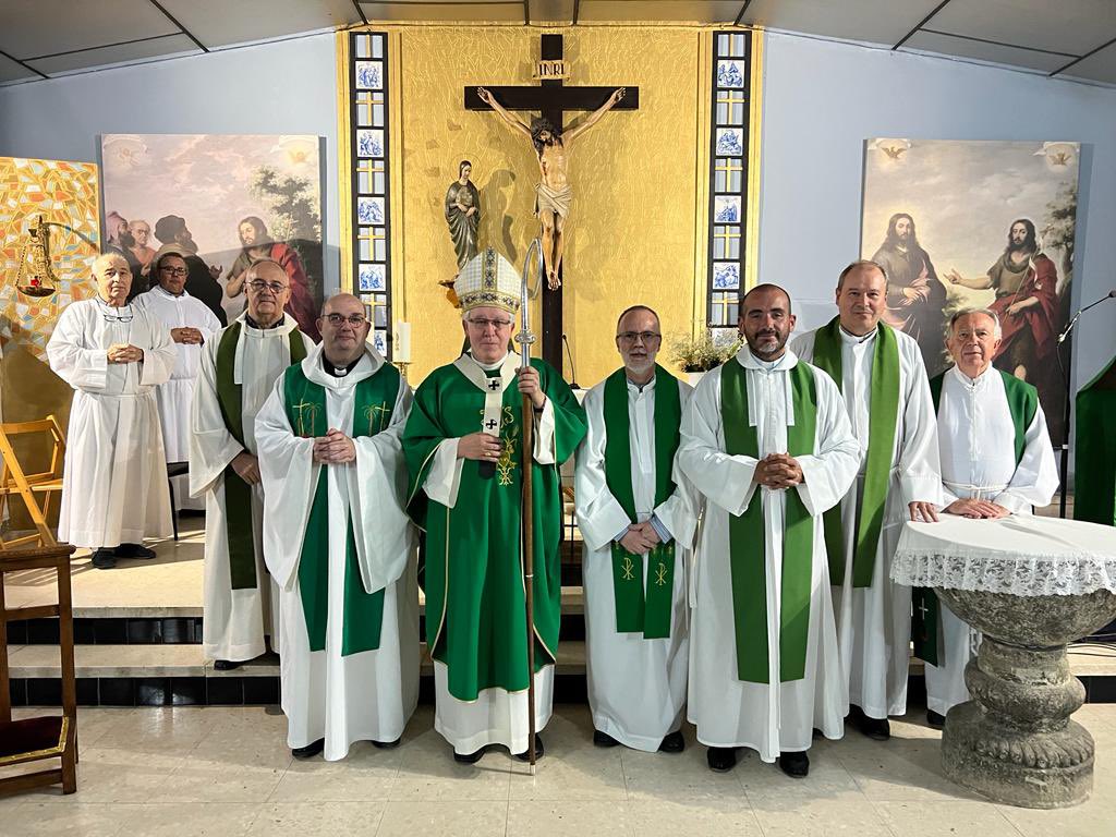 ArzobispoSaiz's tweet photo. Toma de posesión de don José Manuel Moreno en la parroquia de Nuestra Señora de las Veredas, en el barrio de Valdezorras, y despedida de don Ángel Canca. La semilla del Reino crece en los humildes y sencillos de corazón https://t.co/JJISkrl0O1