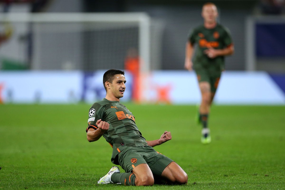 SystemFoot's tweet photo. [#UCL🇪🇺] Le #Shakhtar 🇺🇦 dispose de #Leipzig 🇩🇪 4-1 !

⚽️ #Simakan 57’

⚽️⚽️ #Shved 16’ 58’
⚽️ #Mudryk 76’
⚽️ #Traoré 85’

#RBLSHA | #RBLShakhtar https://t.co/5T9F1mOrnQ