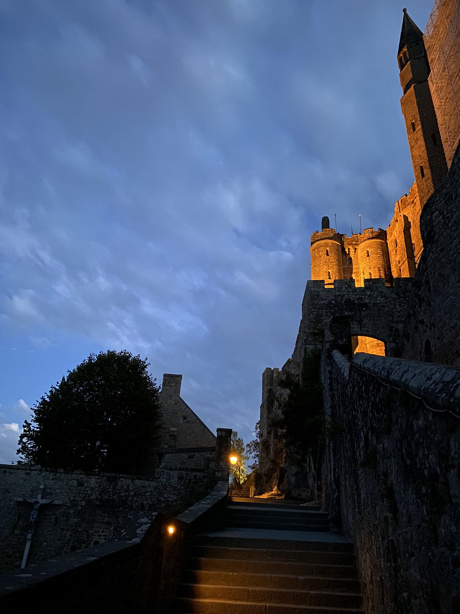 JenniferHopp_'s tweet photo. Le Mont Saint Michel de nuit 🌙 @WorldHeritages #montsaintmichel #klosterinsel #abendruhe https://t.co/IAMfzUXrub