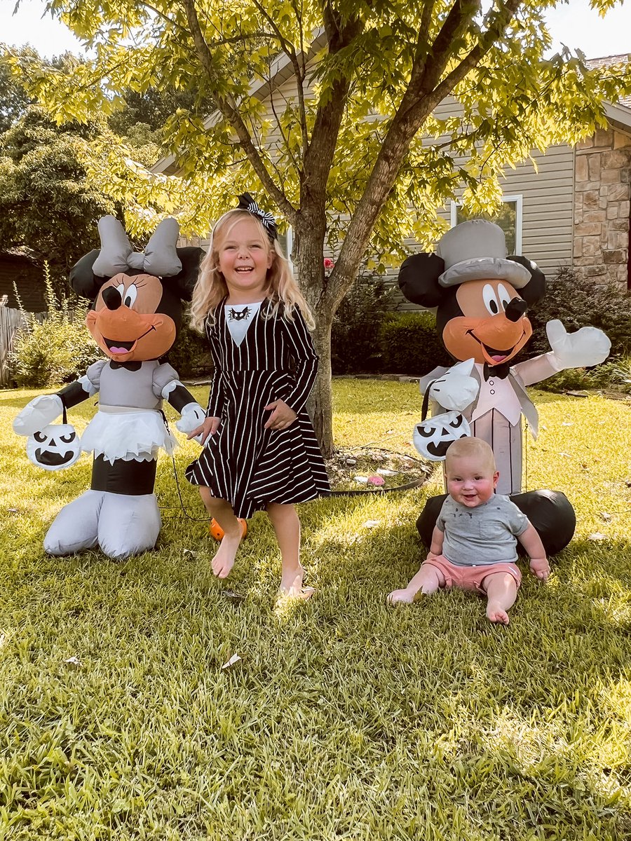 IslandRepMacey's tweet photo. Its officially Halloween at my house 💀🖤🎃 https://t.co/GSeqGbQG0u