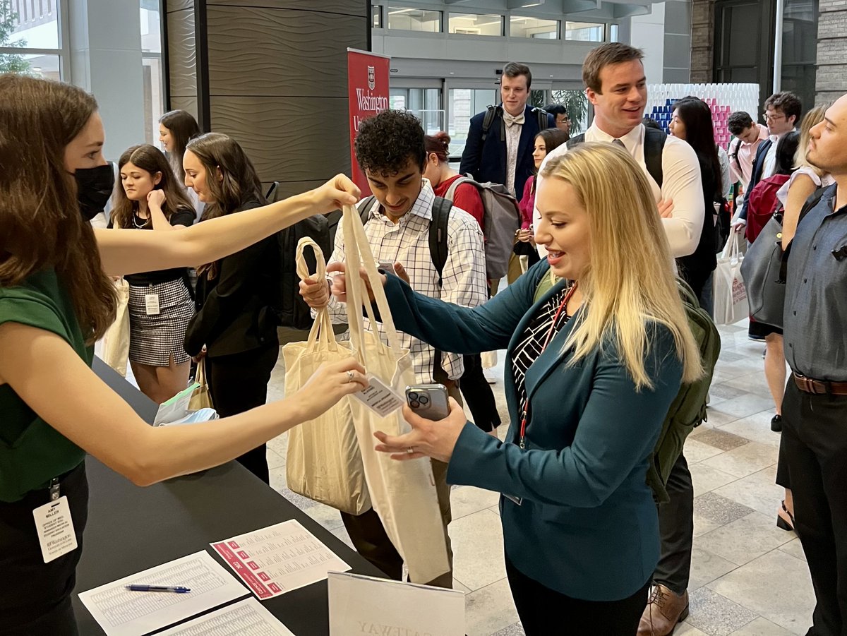 washumedicine's tweet photo. We’re shouting ‘Welcome!’ to our students starting their med school journey this week. Exceptional, creative and community-minded students from around the country – and the world – gathered today for the first time as the #WashUMed Entering Class of 2022. https://t.co/nZ7XjetuDz
