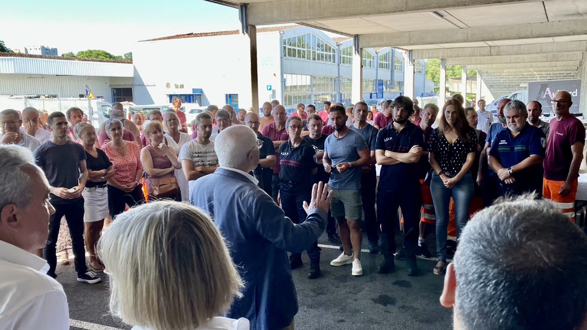 VilleDeBayonne's tweet photo. À #BayonneMaVille le maire @JreneEtchegaray et les élus de la Ville remercient les agents pour leur travail et leur engagement pendant les #FDB2022 dans leur préparation, le déroulé et après ces jours de la fin juillet au Centre Technique Municipal. 🙏pour ces belles fêtes !! https://t.co/sswV4JXL6z