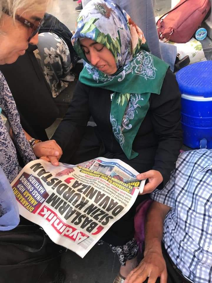 İlk fotoğraf 2014 Haziran'da çekildi. Ak Parti'nin "açılım" siyasetinin PKK'yı güçlendirdiğini ısrarla anlattığımız günler.  

İkincisi geçen yıl çekildi. CHP'nin açılımcı, bölücü çizgisinin PKK'yı koruduğunu, cesaretlendirdiğini ısrarla anlatmaya çalıştığımız günler.