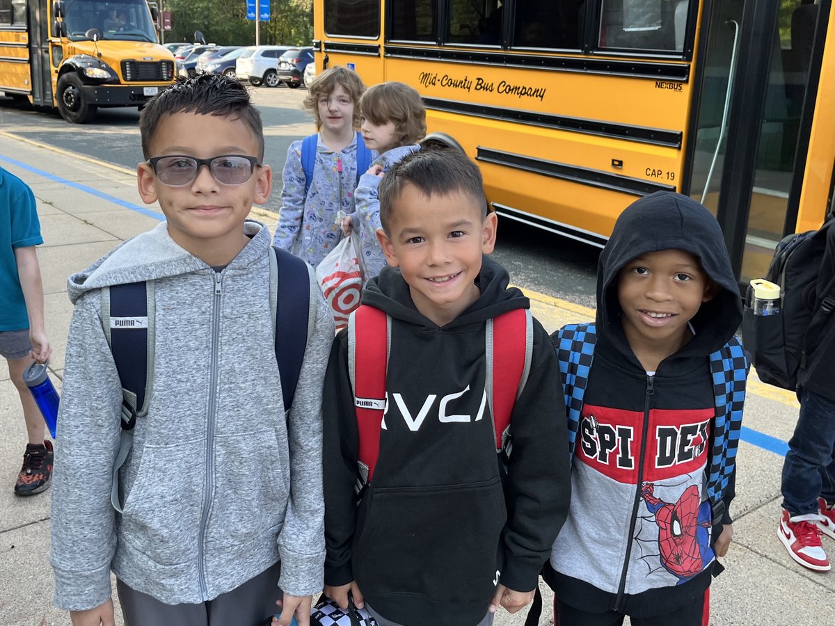 OakRidgeMagnet's tweet photo. π School is back in session! We had a great first day, and can't wait to add our kindergartners tomorrow! #196FirstDay https://t.co/IUZpvk74Mn