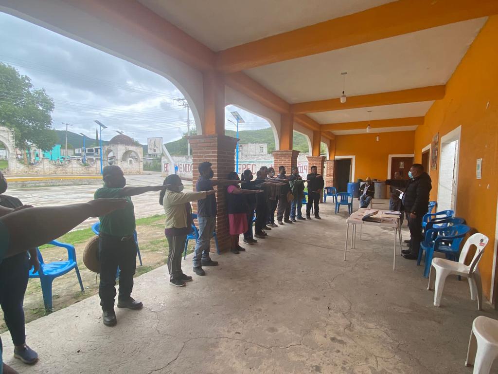 JtoledoLuis's tweet photo. Las autoridades de SANTA MARÍA #TATALTEPEC, en la #Mixteca, instalaron su Consejo de Desarrollo Social, Contraloría Social y priorizaron obras, con apoyo técnico del Módulo de Coordinación para el Desarrollo de #Coplade en Tlaxiaco, como lo ha indicado el Gdor. @alejandromurat. https://t.co/PTr2CTNrHA