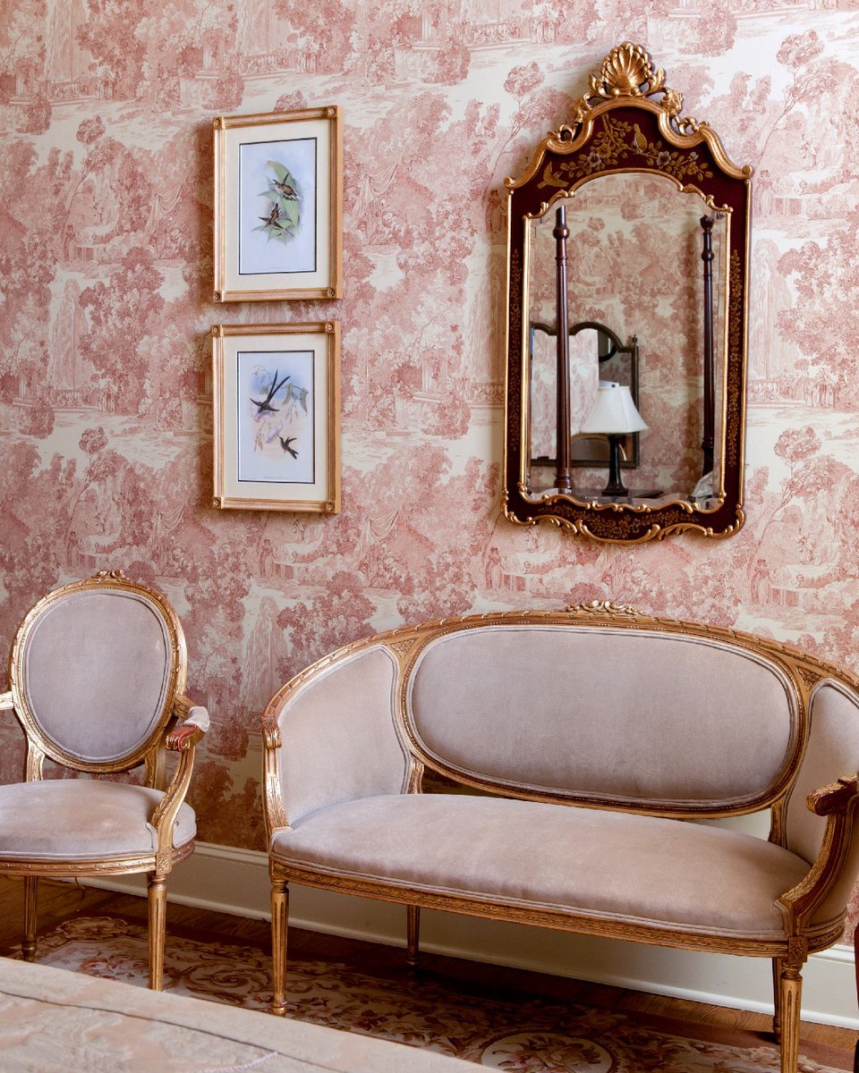 SouthernLadyMag's tweet photo. Timeless toile wallpaper and matching draperies envelop this elegant bedroom, enhanced by mauve velvet seating and a sparkling chandelier.

#southernladymag #interiors #southerninteriors #pinkrooms #southerndesign #pinkdecor #classicdesign #traditionalstyle #traditionalinteriors https://t.co/0eipfs6TOU