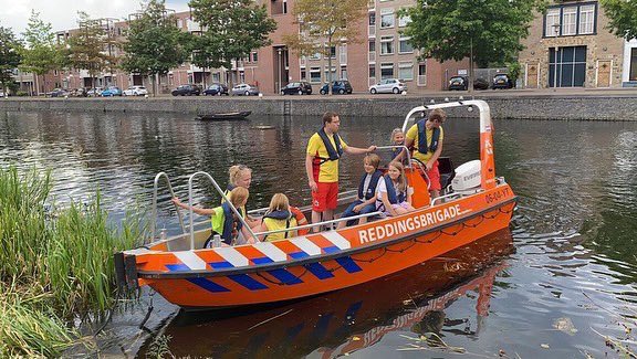 RB_APELDOORN's tweet photo. Zondag hebben de kinderen van @KidsCollegeApel kennis kunnen maken met #waterhulpverlening. De kinderen mochten onder andere een rondje meevaren op de snelle boot op het Apeldoorns Kanaal. 
Was leuk om te doen. 
📸: @KidsCollegeApel https://t.co/G6imTinVkN