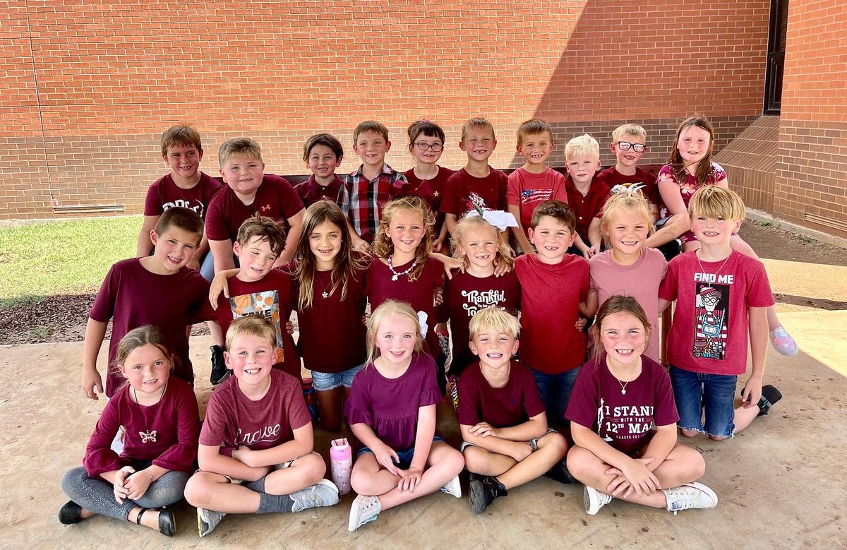 MrsKendallBerry's tweet photo. Austin Elementary supports Uvalde! #uvaldestrong #whywisd #austinblueroos https://t.co/TmGcZeB2Ay