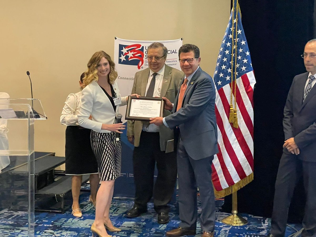 Tras concluir que el #agua debe ser considerada como un asunto de #SeguridadNacional, y que dicho sector requiere de mayor #inversión para garantizar su #eficiencia, el <a href="/IngArturoPalma/">Arturo  Palma</a> recibió un reconocimiento por parte de @USCommercialSvc.
. 
<a href="/Aquatech/">Aquatech</a> <a href="/Aquatech_Mex/">Aquatech Mexico</a>