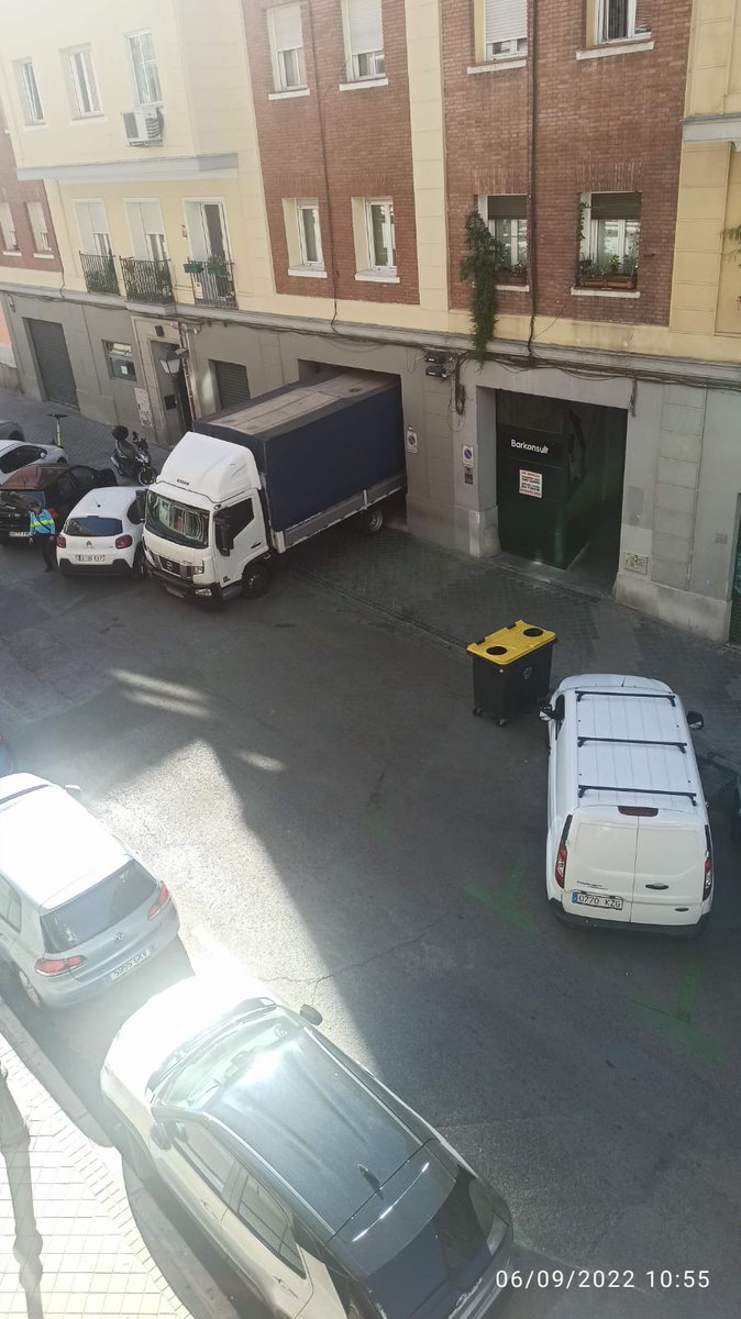 NoeliaCabezas_'s tweet photo. Mañana empieza el cole y la realidad de las #CocinasFantasma de #AlejandroFerrant8 es que siguen abiertas. Hoy, sin ir más lejos y una vez más, hemos tenido que bajar a la calzada por un camión obstruyendo la acera. ¿Dónde está la revisión d oficio prometida en junio, @MADRID? 🧵 https://t.co/FblSSvS5gT