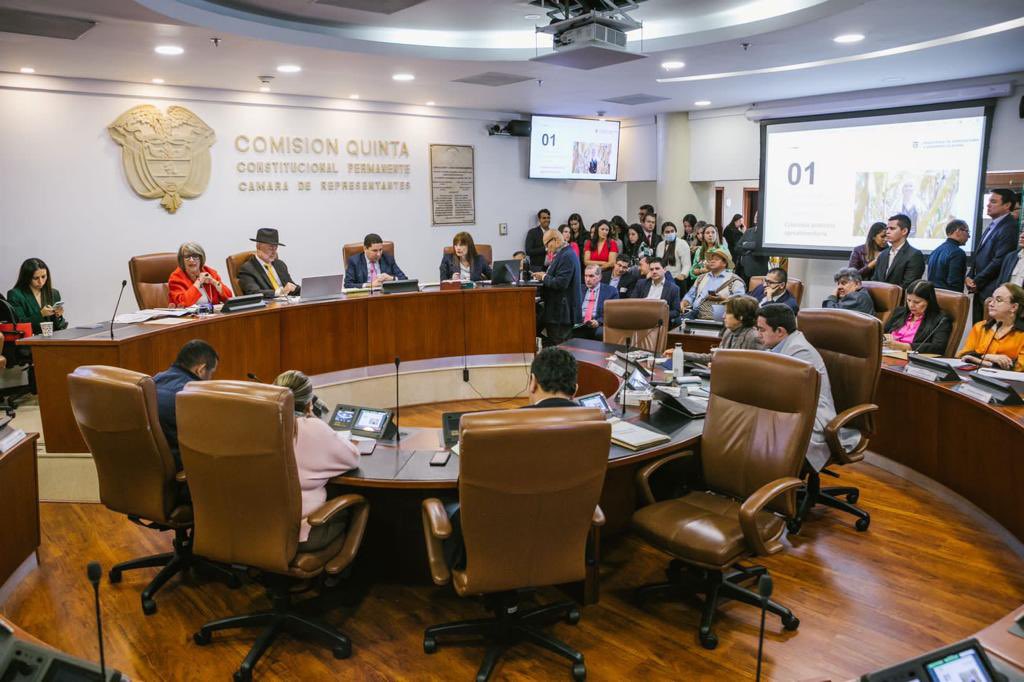 MinAgricultura's tweet image. La ministra @CeciliaLopezM participó en el debate de presupuesto para el agro en #ComisiónV de @CamaraColombia. Destacó la importancia de incluir a los pequeños agricultores en los sistemas productivos, tarea que ya inició con las cadenas de maíz-soya y cacao