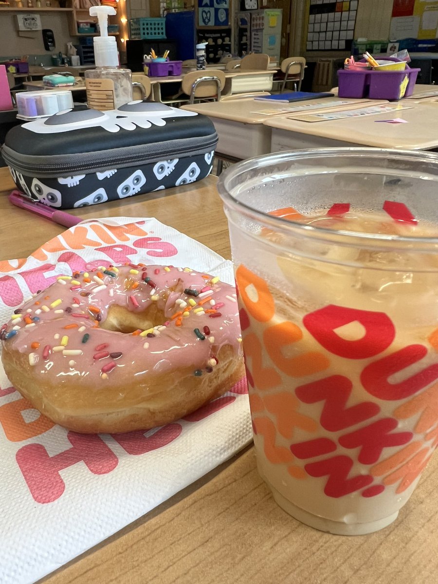 MissLinsey1's tweet photo. Treated with Dunkin on a Tuesday! 🍩 Thank you for bringing cheer to Sussex on a rainy day! 🥰 @JSzymanski301 @MollyBissell @PtaSussex @SussexES https://t.co/chjux8g27y