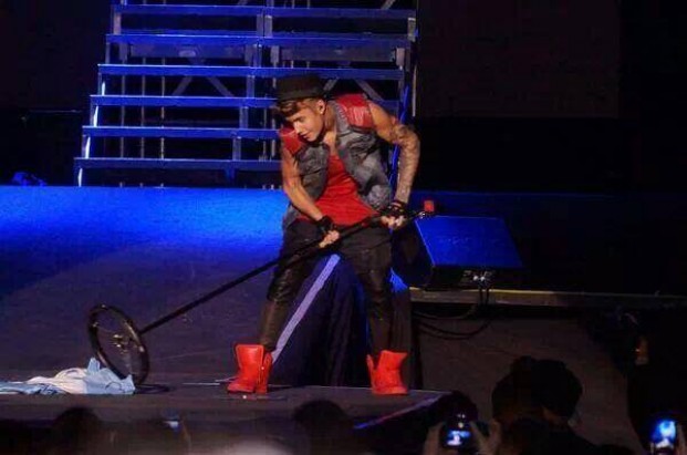 jiminargento_'s tweet photo. SELENA GOMEZ NO LE HIZO 2 ÁLBUMES ENTEROS HABLANDO MIERDAS DE JUSTIN BIEBER PARA QUE ESTE PENDEJI SE SIGA CAGANDO EN ARGENTINA, olvidaron fácil cuando solo canto una hora drogado mientras pisaba nuestra bandera 🇦🇷 se merecen por estúpidas y seguir apoyandolo https://t.co/nphd7Wj38B