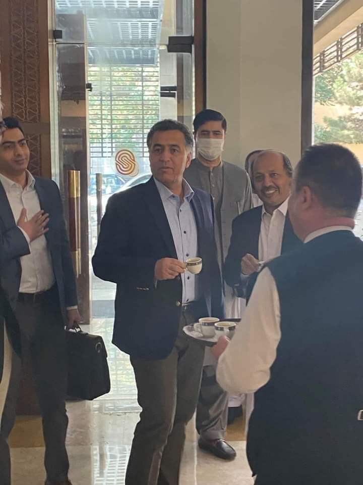 khanzamankakar's tweet photo. ہاتھ میں چائے کا پیالہ: طالبان کا کمانڈر ہونے پر فخر محسوس کرتے ہوئے۔
ہاتھ میں کرکٹ کا بلہ: طالبان خان کا کمانڈر ہونے پر فخر محسوس کرتے ہوئے۔
افغانستان میں مداخلت اور سیاست میں مداخلت کی اس پالیسی نے ہمارے مستقبل کو تباہ و برباد کرکے رکھ دیا ہے۔ https://t.co/Q0E38mKn2y
