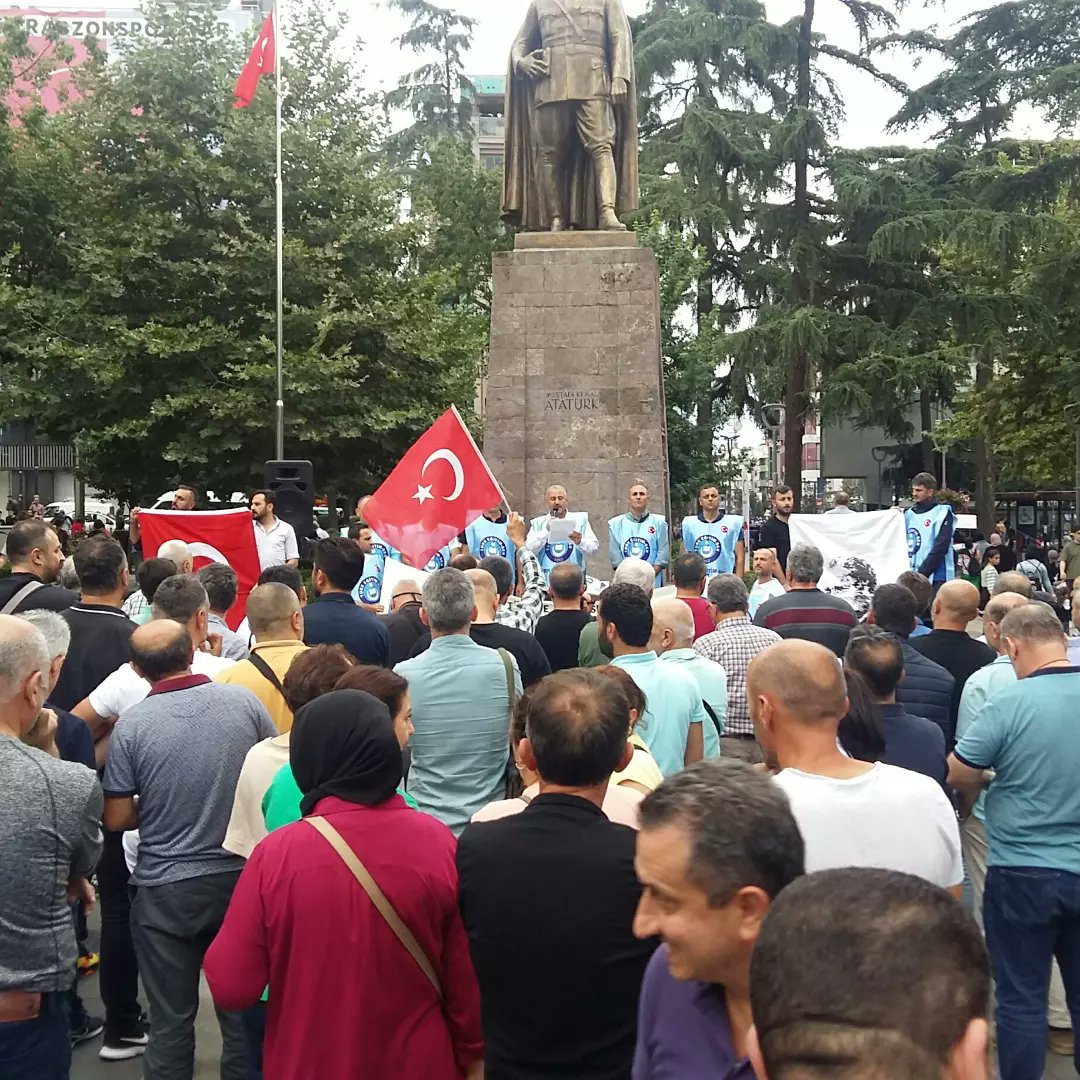 Mutluzelik8's tweet photo. Türk Eğitim Sen Trabzon şubesinden kariyer basamakları sınavı, öğretmen yçatamaları ve banka promosyonları üzerine basın açıklaması.
Sınav kalkmalı, öğretmenlerin itibarı korunmalıdır. Öğretmenler milli eğitimin itibarıdır. 
#ogretmenlersusmayacak https://t.co/UpsSJAzgex