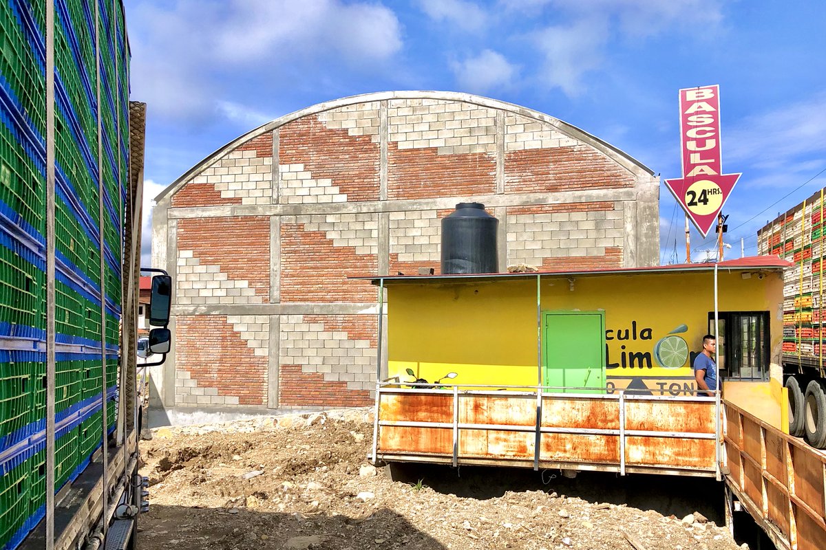 TEArquitectos's tweet photo. #ProcesodeObra
Bodegas y Estación de Pesaje "El Limón".
1) Muros mixtos y arcotecho.
2) Vista lateral, Bodega 4.
3) Vista posterior, Bodega 4.
Ladrillo #RiveradeCupía
Ladrillo #Cintalapa
Block: @adoblockschis
#TEArquitectos https://t.co/JrE5Opme7t