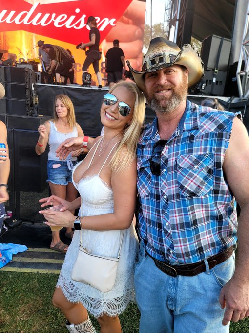 Met another fan this weekend at a country concert I went to. Lol y&rsquo;all are spotting me everywhere lately<a href="/tag/newphonewhodis"class="tags"><span>#newphonewhodis</span></a>