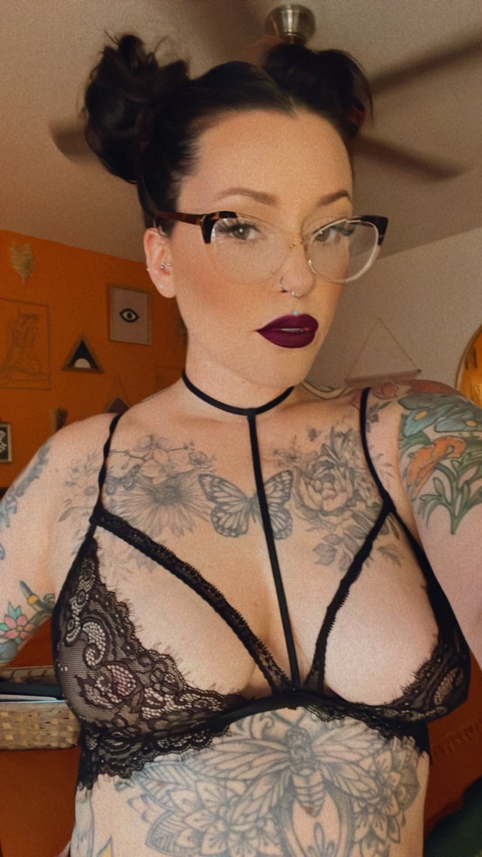 MommyMandyOF's tweet photo. If you want to see me in lingerie and some 🍑🍰😈 subscribe to my #onlyfans 😛 #pigtails #footfestish #lingerie #lipstick #girlswithglasses #thickgirls #MomBodSquad #assfordays #bigbutt #girlswithtattoos #tattoos https://t.co/7yh6mkdF4T