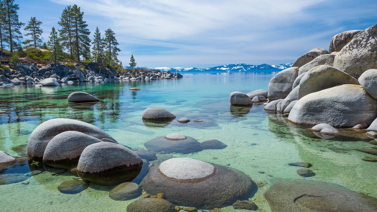 Lake Tahoe is a large freshwater lake in the Sierra Nevada, United States 🇺🇸