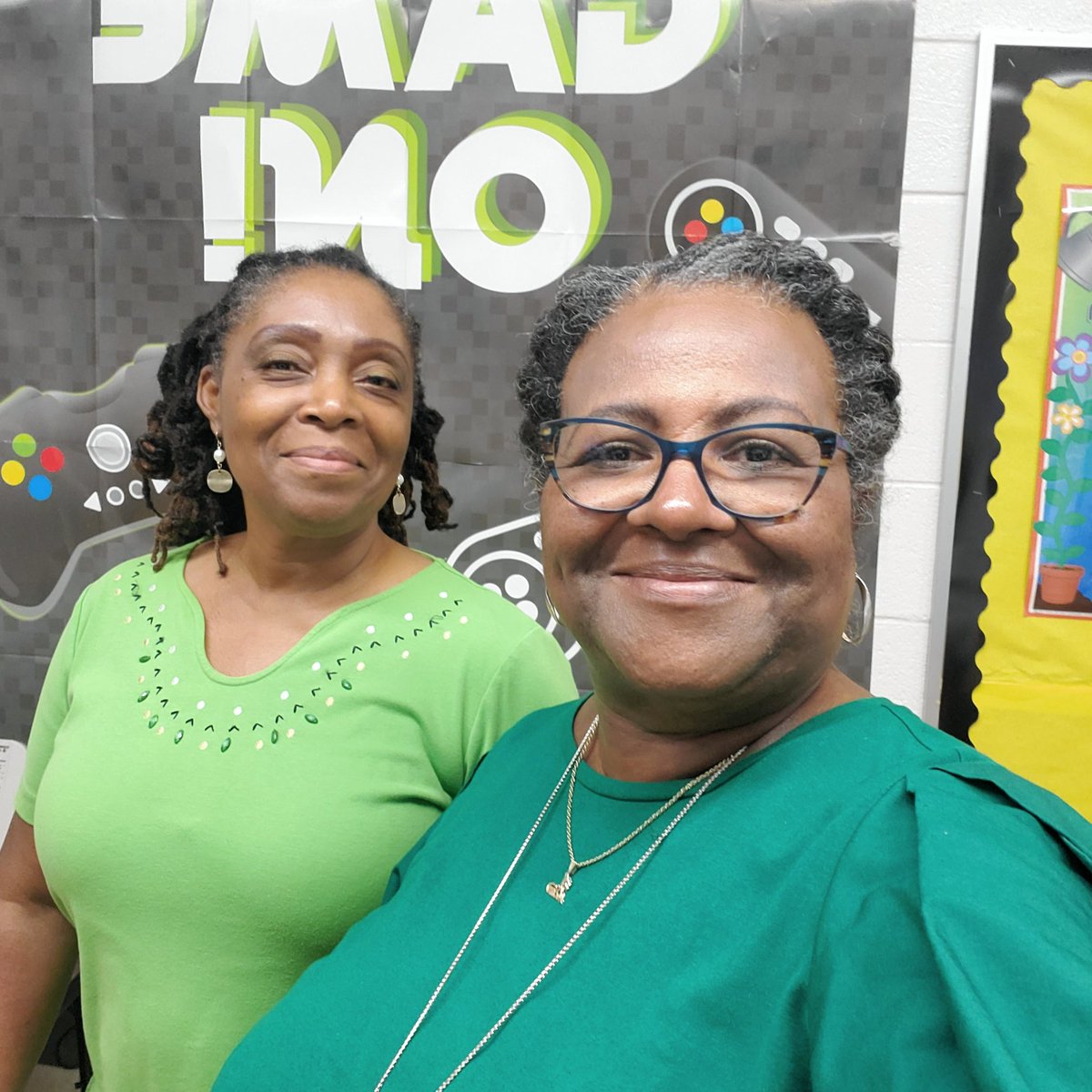 shtall17's tweet photo. Kicking off spirit week, wearing green for growing and learning. @WHOwenES #roadrunnersontherise #WHOwenlevelup https://t.co/oTci0q26Rz