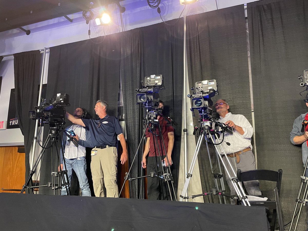 WMURSteve's tweet photo. GRANITE STATE DEBATES: The stage is set for tonight’s @WMUR9 first debate of the week. 
Up tonight: the Republican candidates in #NH01 

Live at 8 on air + streaming on the app

Special shout out to the @SaintAnselm students who helped our team get ready 

#wmur https://t.co/sjy0wHcKfg